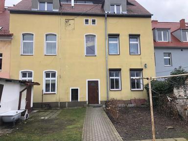 Remontowana kamienica w Środzie Śląskiej